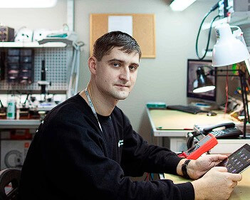 Мастер сервисного центра по ремонту техники Leica